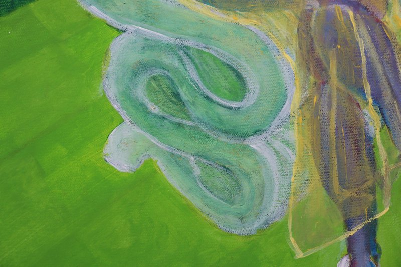 The mint coils at the base of the chair in sept neuf, on green.